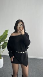 Lisa Yakası Taşlı Asimetrik Triko Bluz - Siyah