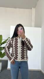 Kardena Baklava Desen Sakallı Hırka - Kahve - Görsel 3