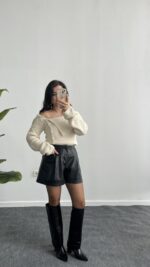 Kayık Yaka Önden Düğmeli Ekru Bluz