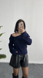 Kayık Yaka Önden Düğmeli Lacivert Bluz - Görsel 2