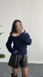 Kayık Yaka Önden Düğmeli Lacivert Bluz - Görsel 3