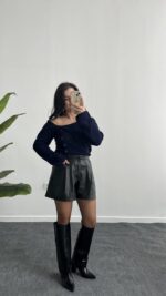 Kayık Yaka Önden Düğmeli Lacivert Bluz