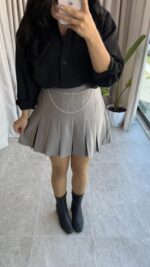 Ola Zincir Detaylı Gri Pileli Etek - Görsel 4