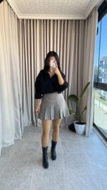 Ola Zincir Detaylı Gri Pileli Etek - Görsel 2