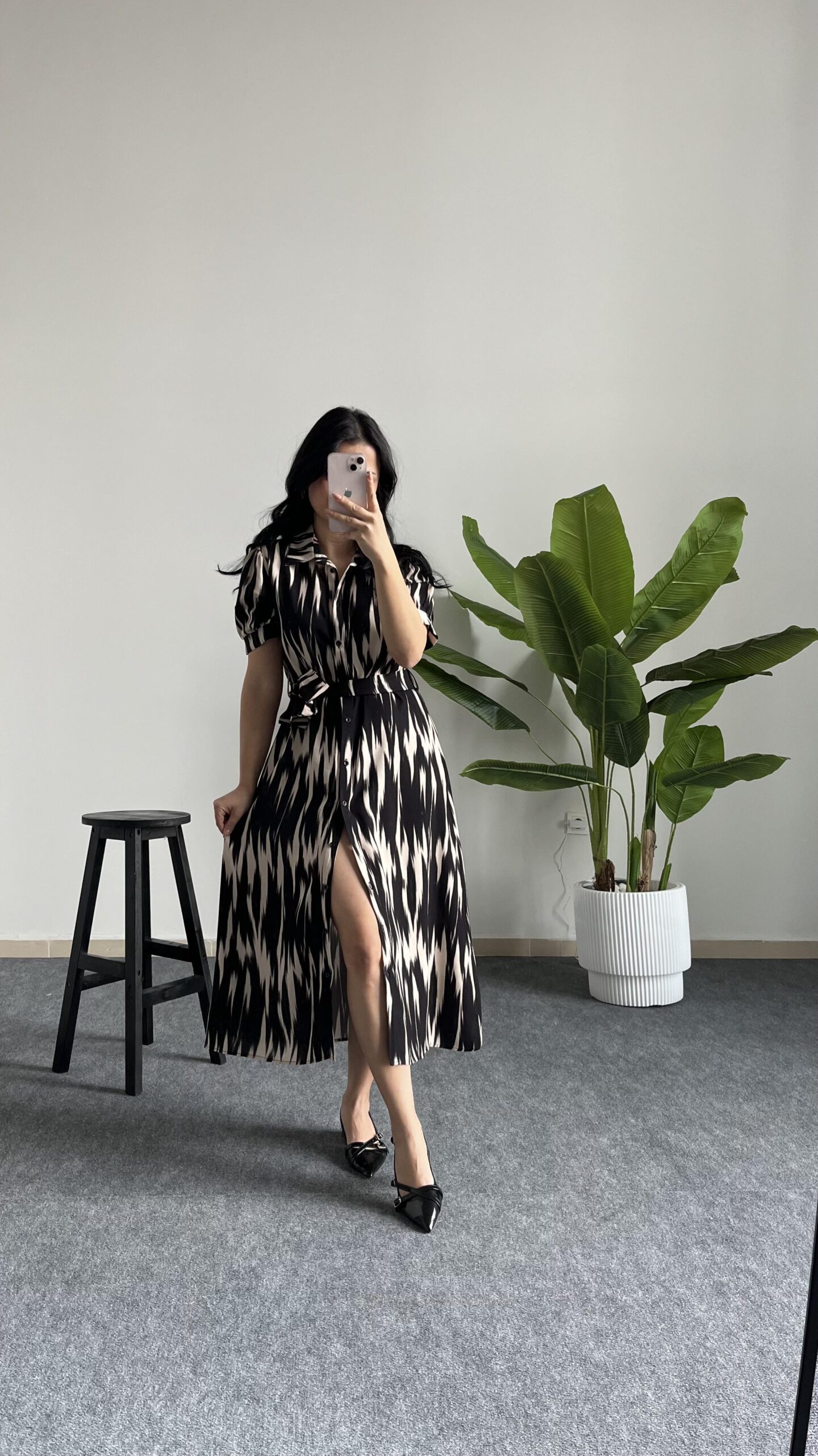 rita-batik-desen-dugmeli-elbise-siyah-d72159-scaled-1.jpeg Rita Batik Desen Düğmeli Elbise - Siyah - Görsel 1