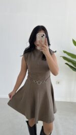 Zincir Aksesuarlı Vatkalı Selanik Elbise - Vizon - Görsel 4