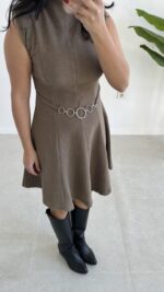 Zincir Aksesuarlı Vatkalı Selanik Elbise - Vizon - Görsel 5