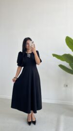 Çıkartılabilir Fiyonk Aksesuarlı Midi Elbise - Siyah - Görsel 2