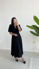 Çıkartılabilir Fiyonk Aksesuarlı Midi Elbise - Siyah