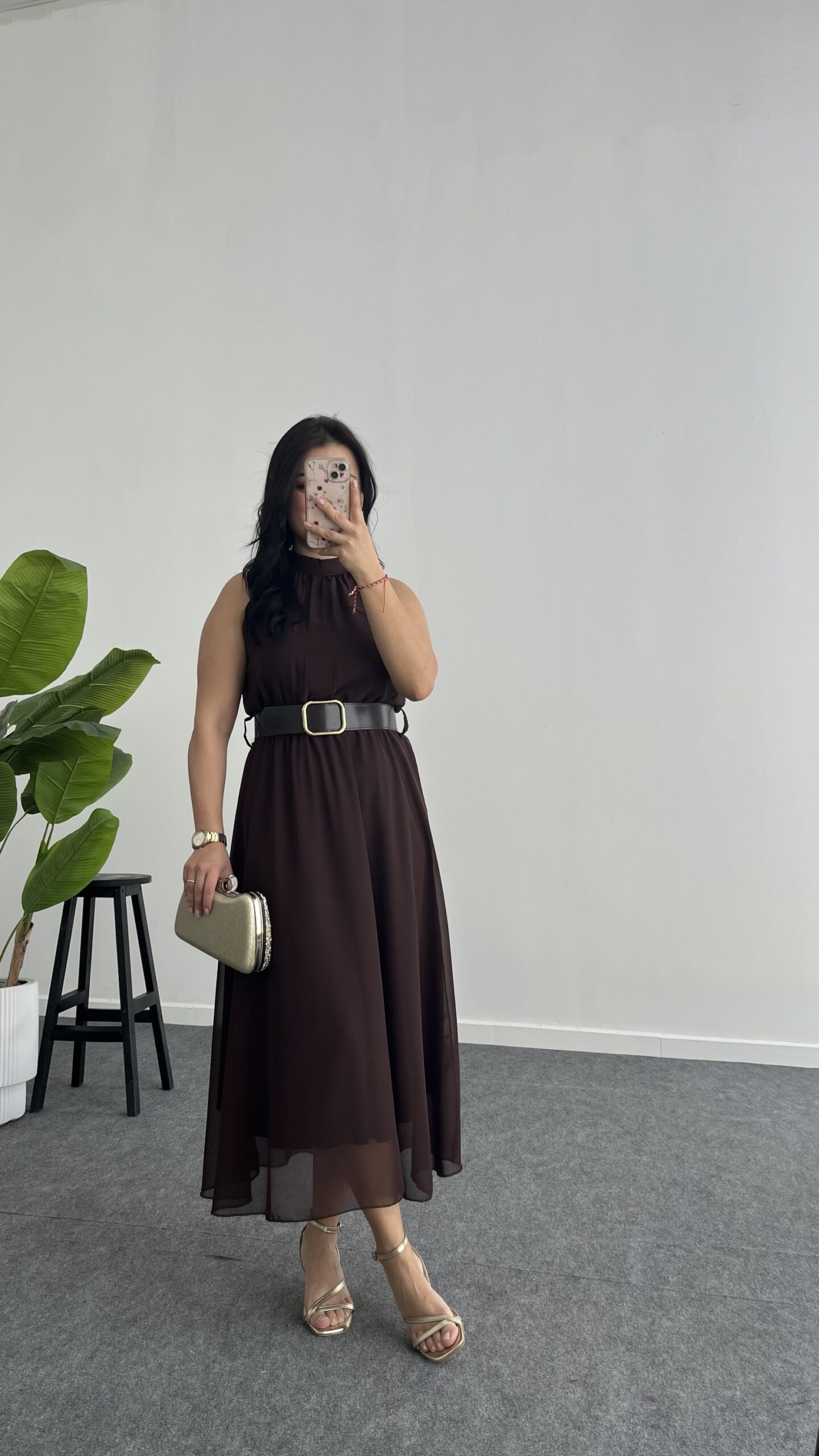 img_9203 Alya Halter Yaka Kemerli Şifon Elbise - Kahve - Görsel 1