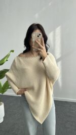 Lisa Yakası Taşlı Asimetrik Triko Bluz - Krem