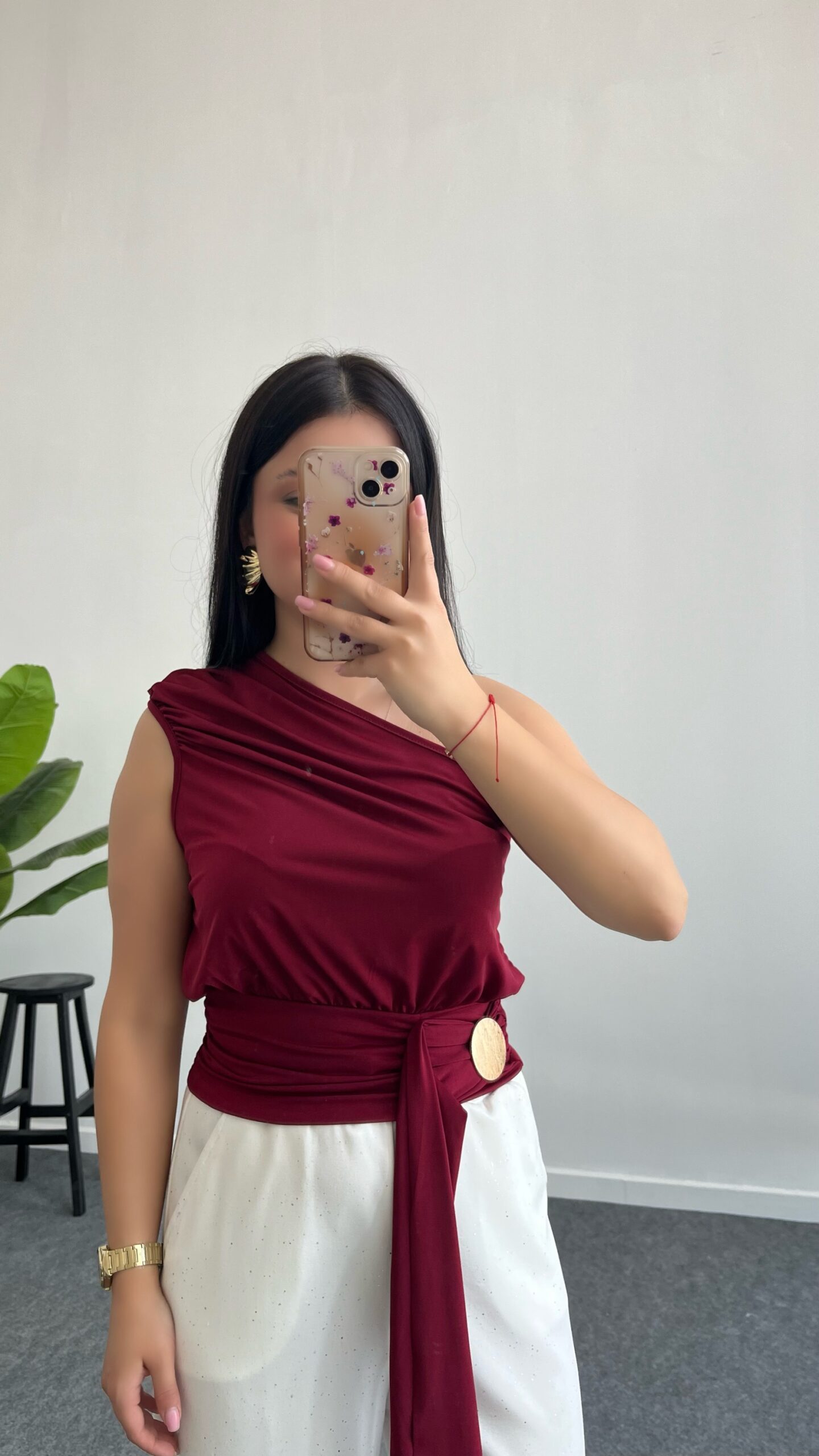 copy_32667b25-ab28-46c8-8de6-bf2ab8755580 Gold Aksesuarlı Tek Omuz Bluz - Bordo - Görsel 1
