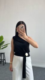 Gold Aksesuarlı Tek Omuz Bluz - Siyah